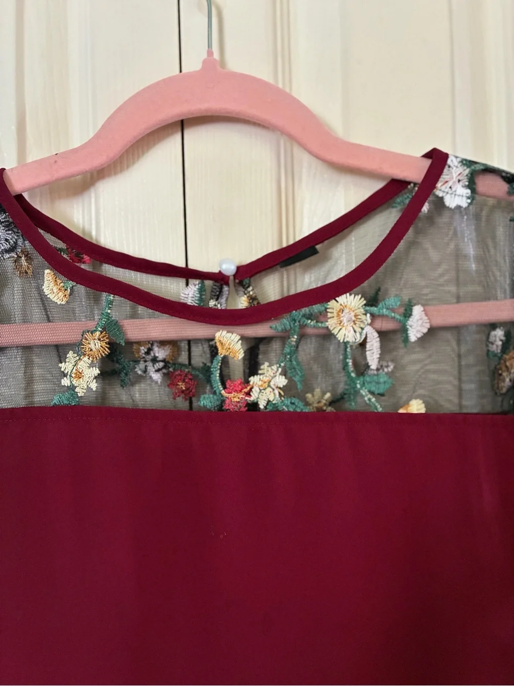 Burgandy short sleeve top with lace detailing. Sleeves have tie accent size L